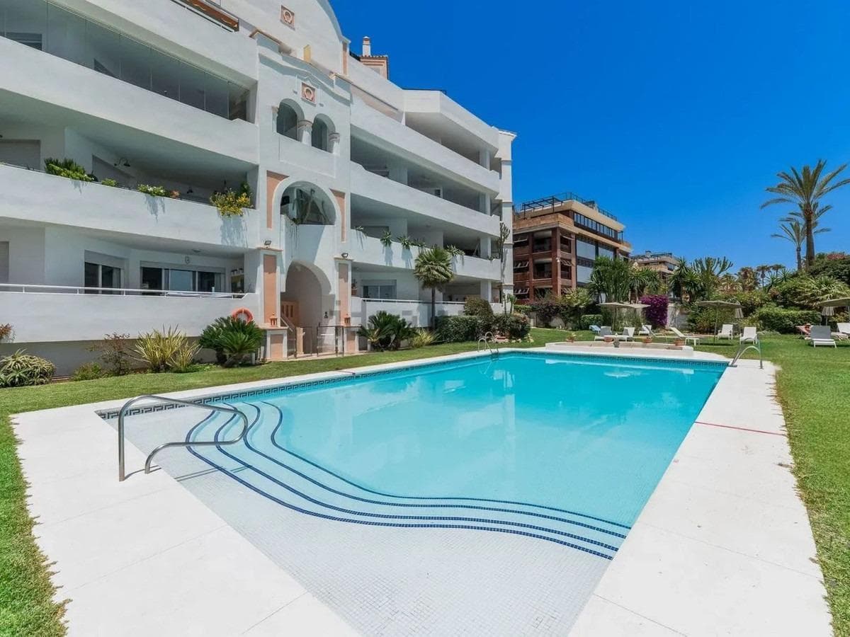 2 bed Middle Floor Apartment in Marbella